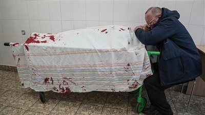 الحرب الروسية الأوكرانية.. أب ينتحب على جثة ابنه وامرأة مسنة وسط بركة من الدماء | صور