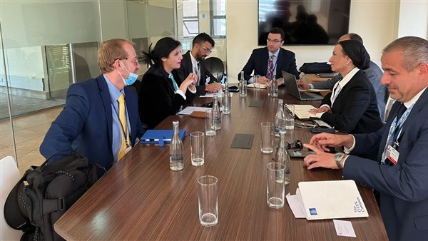 وزيرة البيئة تلتقي