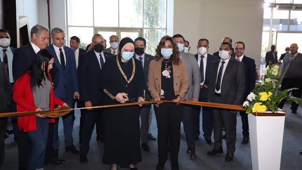 وزيرة التجارة والصناعة