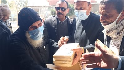 وكيل دير الأنبا بولا ببني سويف يشارك في افتتاح مسجد ويهديه مجموعة مصاحف