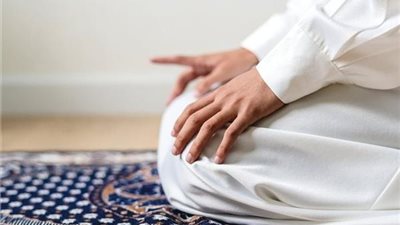 متصل بالقلب.. الإفتاء توضح الحكمة من تحريك السبابة أثناء التشهد