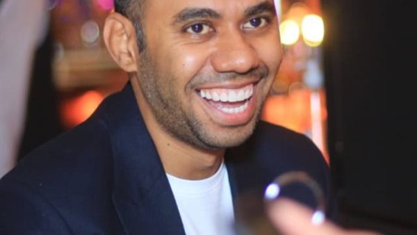 الكاتب الصحفي محمود