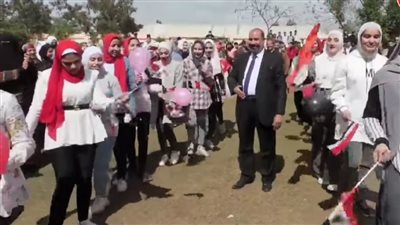 يوم الوفاء.. طلاب مدرسة بالمنوفية يودعون مديرها بالأعلام والبالونات بعد خروجه على المعاش | فيديو وصور