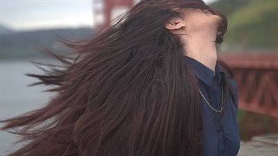 يكلفها 100 دولار شهريًا.. قصة امرأة تعاني من صداع مزمن بسبب  كثافة شعرها | صور 