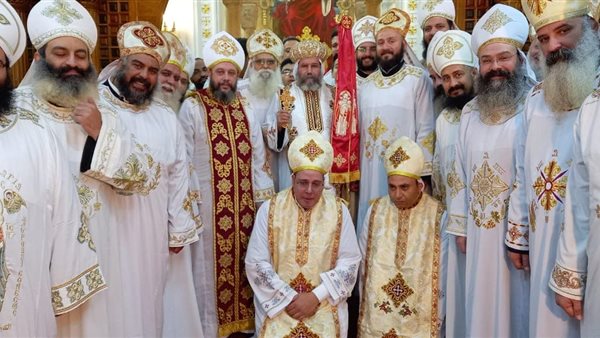 أسقف الشرقية يرسم