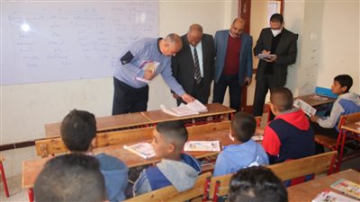 إحالة مديري مدرسة و11 معلما للتحقيق بسبب التأخير وعدم انضباط اليوم الدراسي