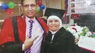 بث مباشر | تقديرًا لمشوارها.. دكتور بجامعة طنطا يهدي والدته الأميّة رسالة الدكتوراه بجلسة مناقشتها