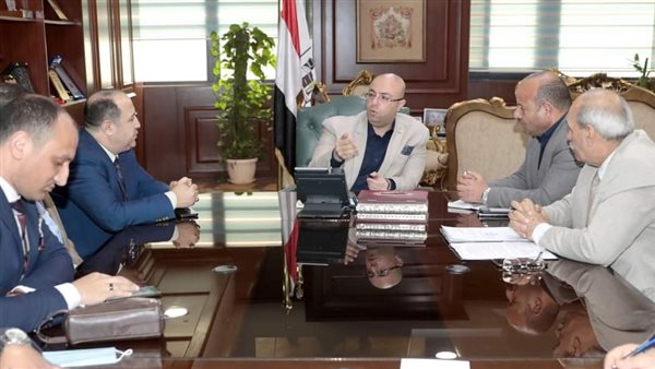 محافظ بني سويف ومسؤولي