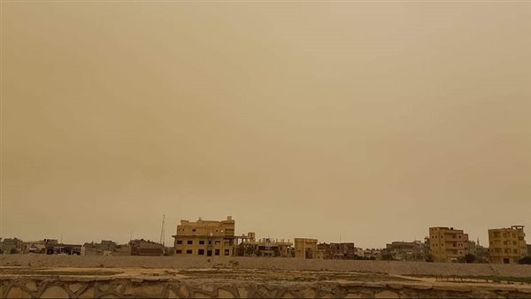 عاصفة ترابية تضرب