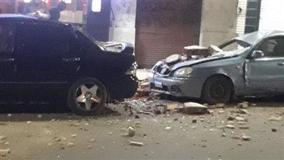 تحطم سيارتين في انهيار أجزاء من عقار دون إصابات بالإسكندرية | صور