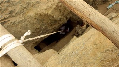 جهات التحقيق تعاين مسرح واقعة مصرع شقيقين إثر انهيار بئر داخل منزلهما بقنا