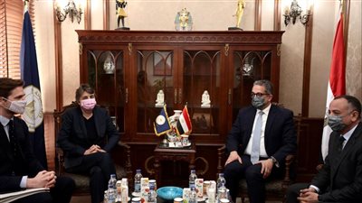 وزير السياحة يلتقي رئيس متحف اللوفر بباريس لتبادل الخبرات