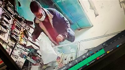 لص يسرق هاتف محمول من محل تجاري شهير بالغربية في 4 ثوانٍ | فيديو 