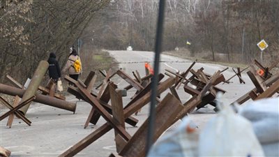 كييف تستعد للهجوم الروسي بالمتاريس والحواجز الحديدية |صور