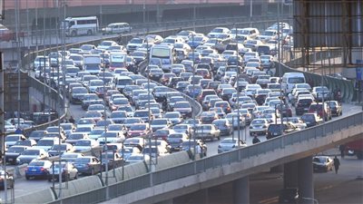 محاور وتطوير الأتوبيسات والتوسع بالمترو.. كيف تواجه الدولة الزحام المروري داخل القاهرة؟