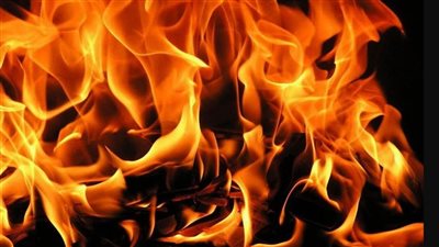 مواطن يشعل النار في نفسه بالجيزة.. ويتسبب في رعب الأهالي والأطفال | بث مباشر