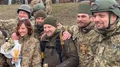 هناك وقت للحب.. عقد قران جنديين أوكرانيين عند نقطة تفتيش في كييف