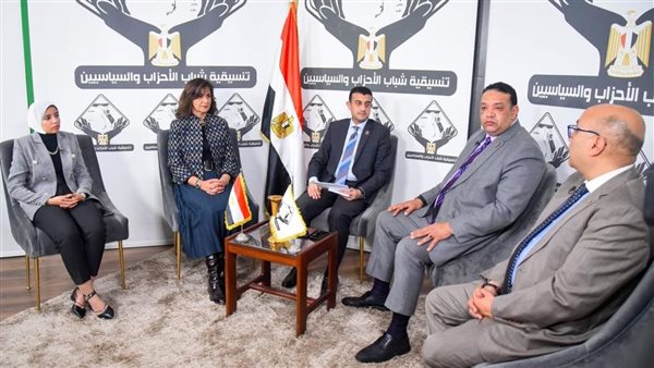 وزيرة الهجرة في صالون