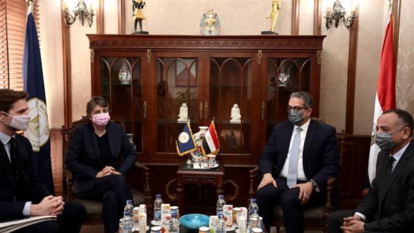 وزير السياحة يلتقي