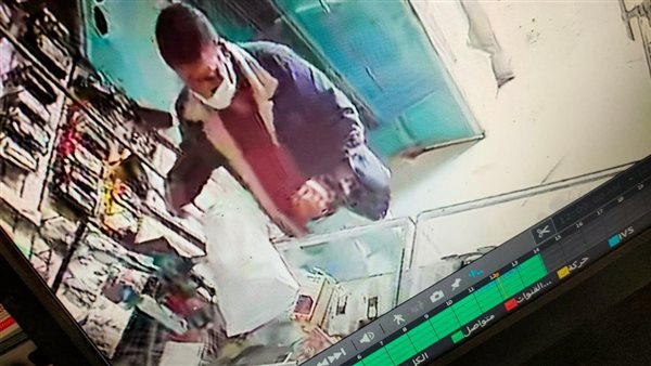 لص يسرق هاتف من محل