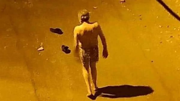 مُسن يسير عاريًا