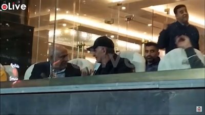 فيريرا يجتمع بـ كارلوس كيروش في مدرجات ستاد القاهرة بمباراة الزمالك والجونة | فيديو