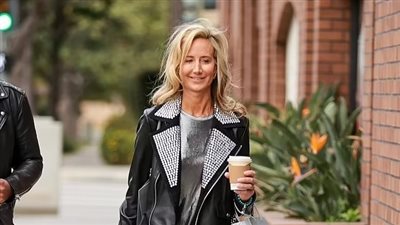 تحدثت عن نظرية المؤامرة.. ناشطة إنجليزية تزعم أن الشعب الأوكراني هو من قصف نفسه