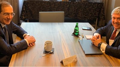  وزير البترول يلتقي رئيس شيفرون العالمية على هامش مؤتمر سيراويك الدولي للطاقة