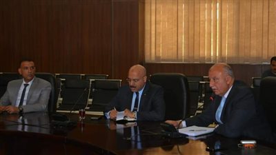 سكرتير عام البحر الأحمر يناقش خطة إنشاء منطقة حرة بالغردقة| صور