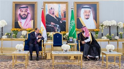 السيسي يلتقي الأمير محمد بن سلمان عقب وصوله إلى السعودية 