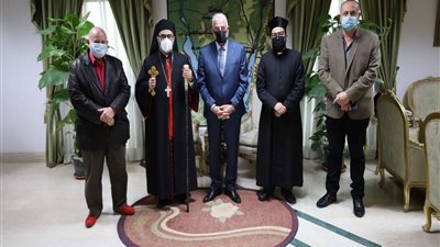 وفد من الكنيسة الكاثوليكية يهنئ محافظ جنوب سيناء بمناسبة العيد القومي 