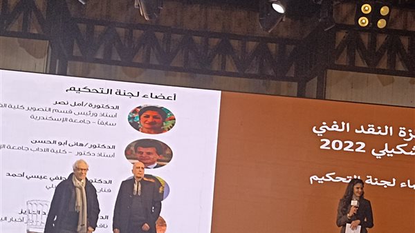 خالد سرور أثناء توزيع