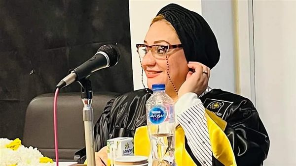 الفنانة التشكيلية