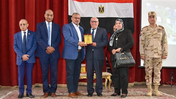 محافظ بورسعيد يكرم