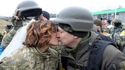 زفاف على وقع الحرب.. حفلات زواج بين مجندين ومجندات أوكران