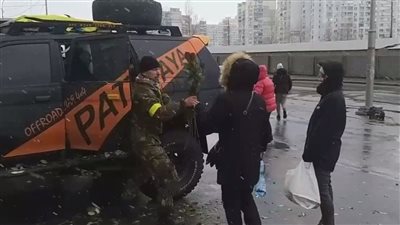 صامدون من أجلكن.. الجيش الأوكراني يوزع الورود على النساء بمناسبة اليوم العالمي للمرأة 