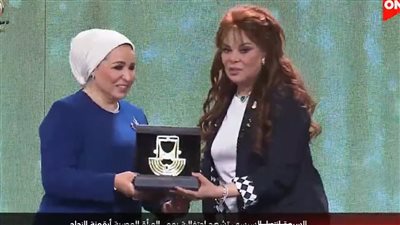 من بينهم نيللي وصفاء أبو السعود.. انتصار السيسي تُكرم عدد من السيدات خلال احتفالية يوم المرأة المصرية