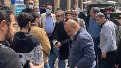 وصول جثمان شقيق أحمد عبد العزيز إلى مسجد آل رشدان استعدادًا لصلاة الجنازة | بث مباشر