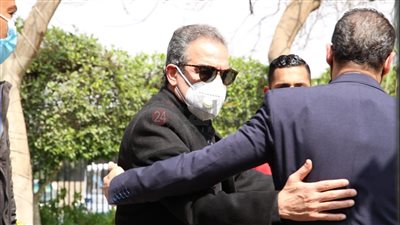 حزن وانكسار.. أحمد عبد العزيز ينتظر صلاة الجنازة على جثمان شقيقه بمسجد آل رشدان