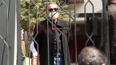 حزن وانهيار الفنان أحمد عبد العزيز خلال تشييع جثمان شقيقه | بث مباشر