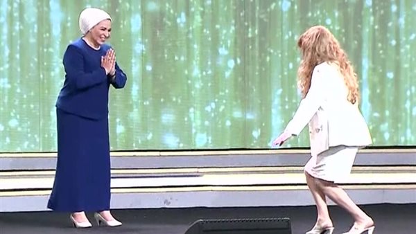 الفنانة نيللي مع