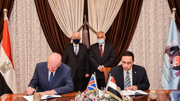 توقيع عقد تصنيع الشاشات