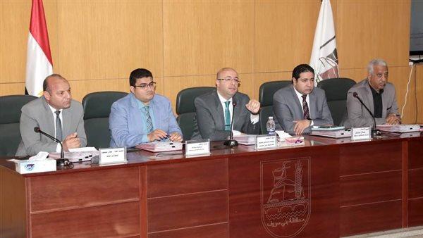 اجتماع المحافظ مع