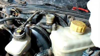 8 خطوات لتغيير زيت دبرياج السيارة بطريقة صحيحة