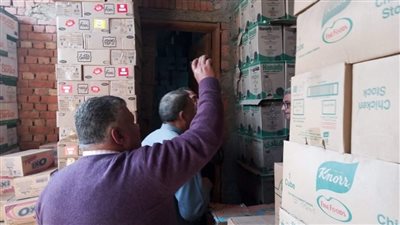 ضبط 55 طن دقيق فاخر و14 ألف زجاجة زيت طعام وطن مكرونة وسكر لاحتكارها في بني سويف