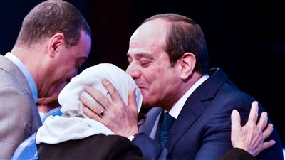 السيسي يكرم أسر الشهداء احتفالا بيوم الشهيد 