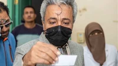  وكيل صحة قنا: توفير جميع أنواع لقاحات كورونا ضمن حملة طرق الأبواب