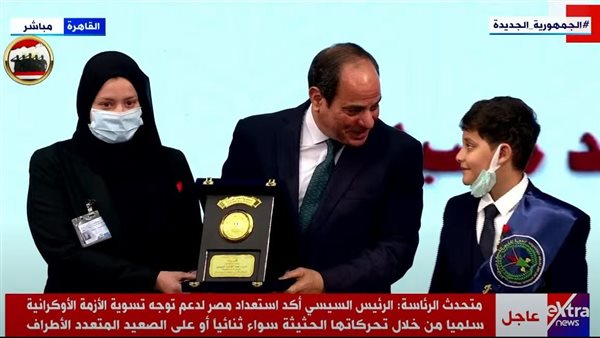 أرملة الشهيد وابنه