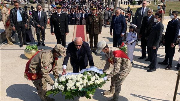 محافظ بورسعيد يضع