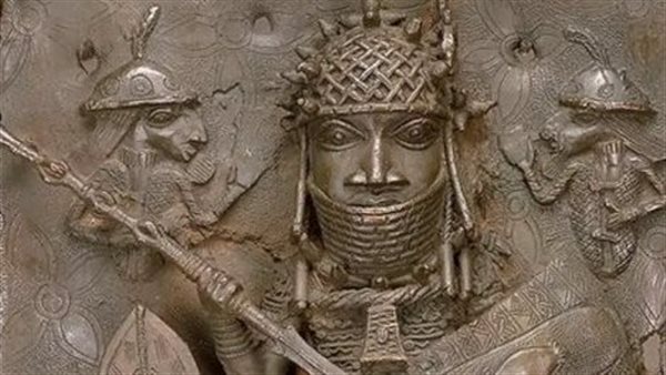 إحدى اللوحات البرونزية